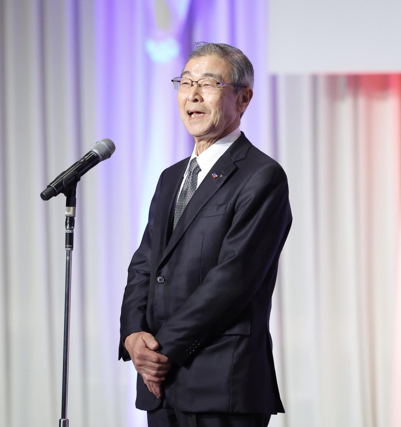 「東京ヤクルトスワローズ壮行会2025」であいさつするヤクルト成田オーナー（撮影・河田真司）