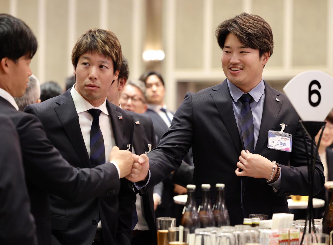 「東京ヤクルトスワローズ壮行会2025」に出席するヤクルト村上（右）と山田（撮影・河田真司）