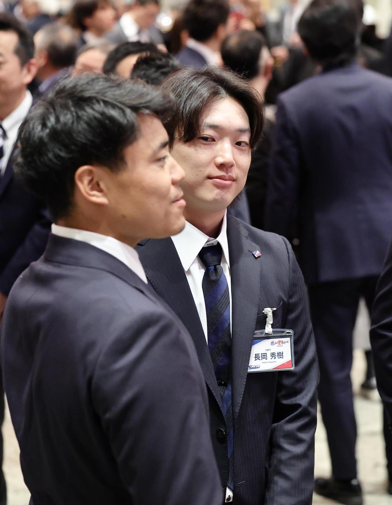 「東京ヤクルトスワローズ壮行会2025」に出席するヤクルト長岡（右）と中村悠（撮影・河田真司）