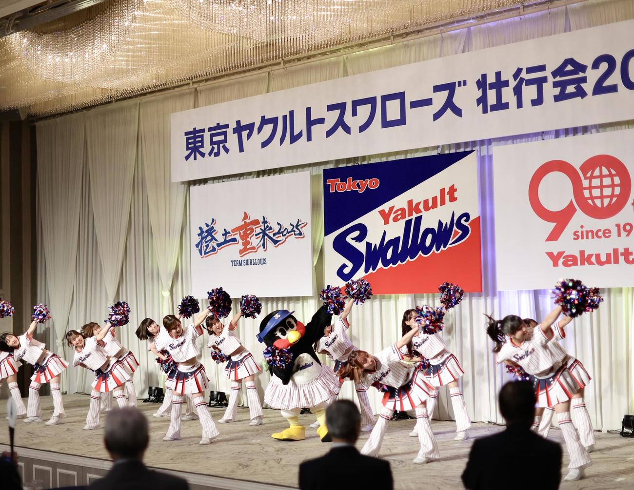 「東京ヤクルトスワローズ壮行会2025」でオープニングに臨むつばみ（中央）（撮影・河田真司）