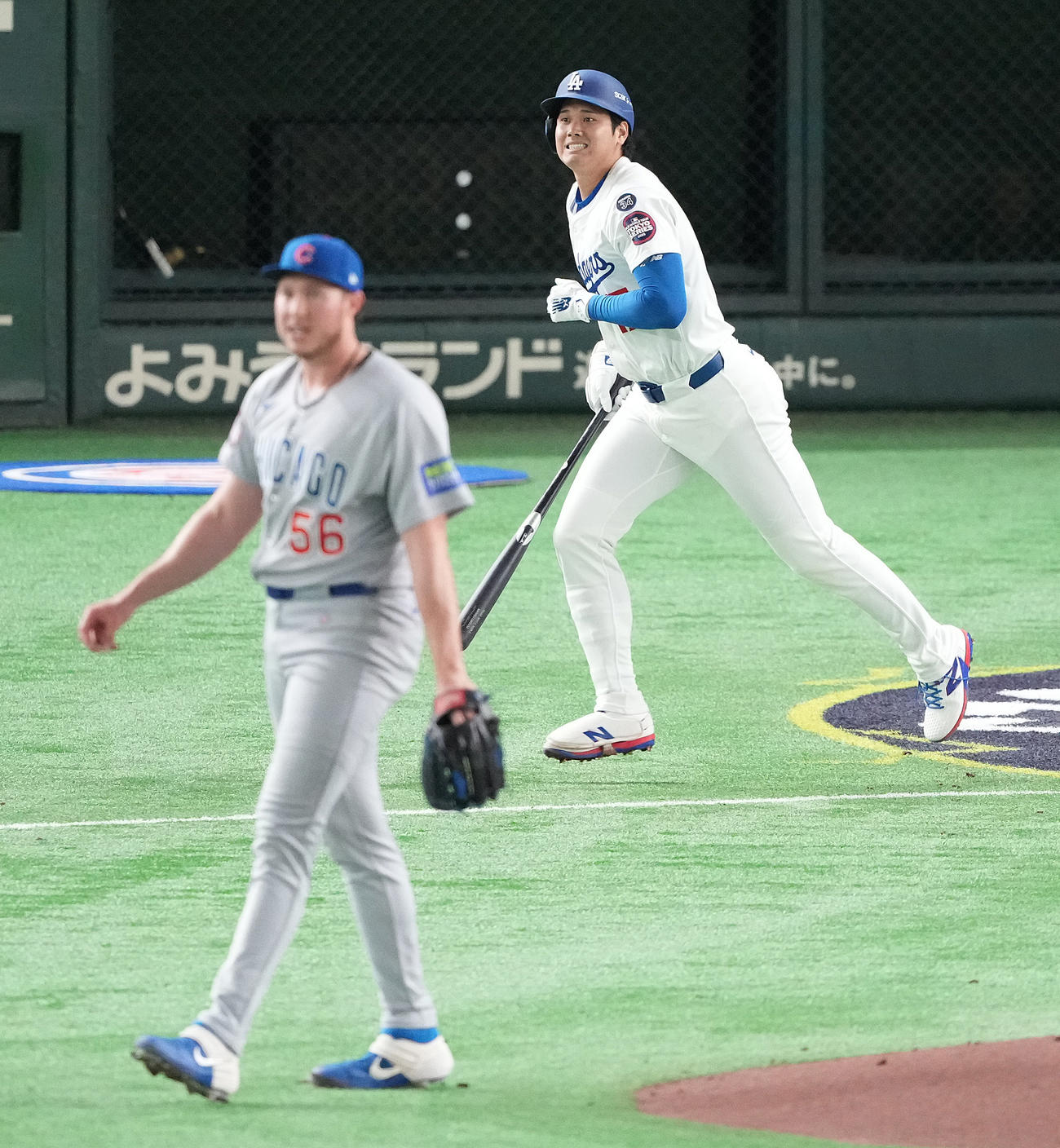 カブス対ドジャース　5回表ドジャース1死、右中間にソロ本塁打を放つ大谷。投手ピアソン（撮影・鈴木みどり）
