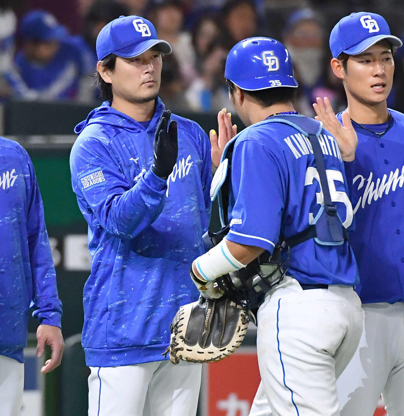 ソフトバンク対中日　ソフトバンクに勝利し、木下（手前）ら中日ナインとタッチを交わす涌井（撮影・岩下翔太）