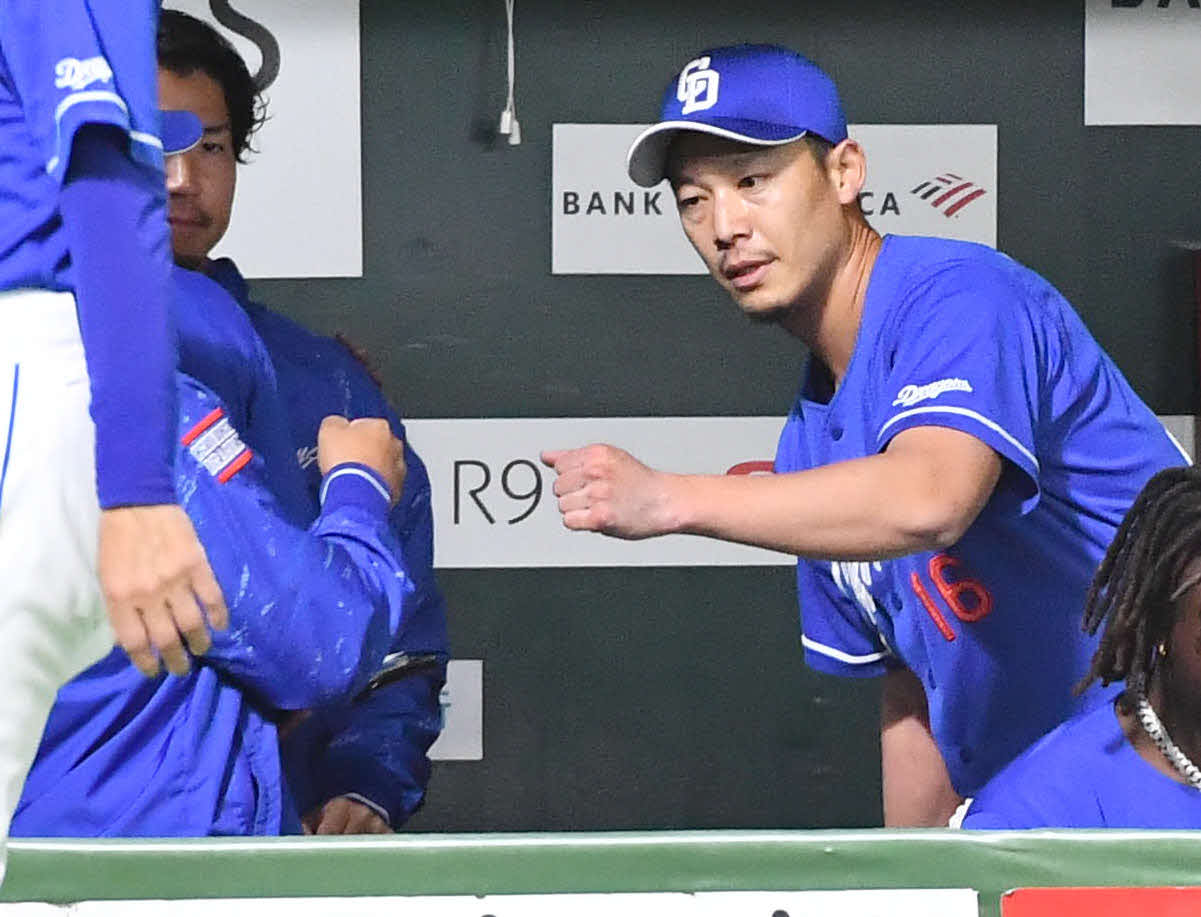 ソフトバンク対中日　6回裏を無失点に抑え、山井コーチとグータッチを交わす岩崎（撮影・岩下翔太）