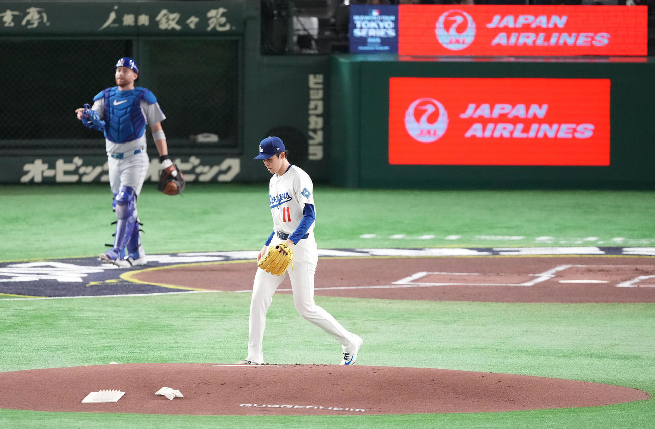 カブス対ドジャース　1回裏、マウンドへ向かうドジャース佐々木（撮影・鈴木みどり）