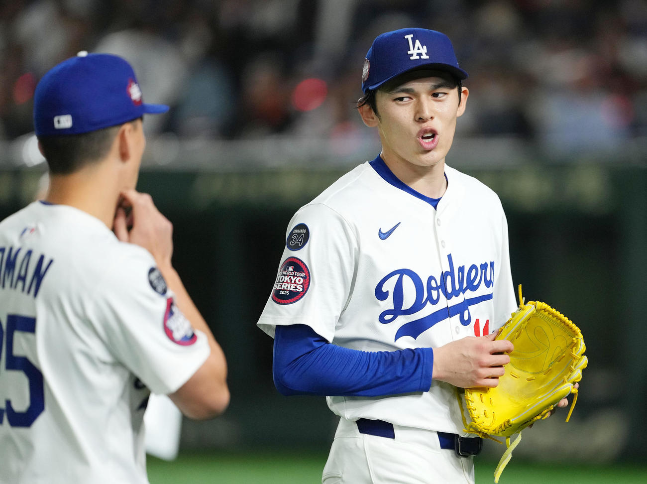 カブス対ドジャース　3回裏カブス2死満塁、マット・ショウを三振に仕留め引き揚げる佐々木（撮影・横山健太）