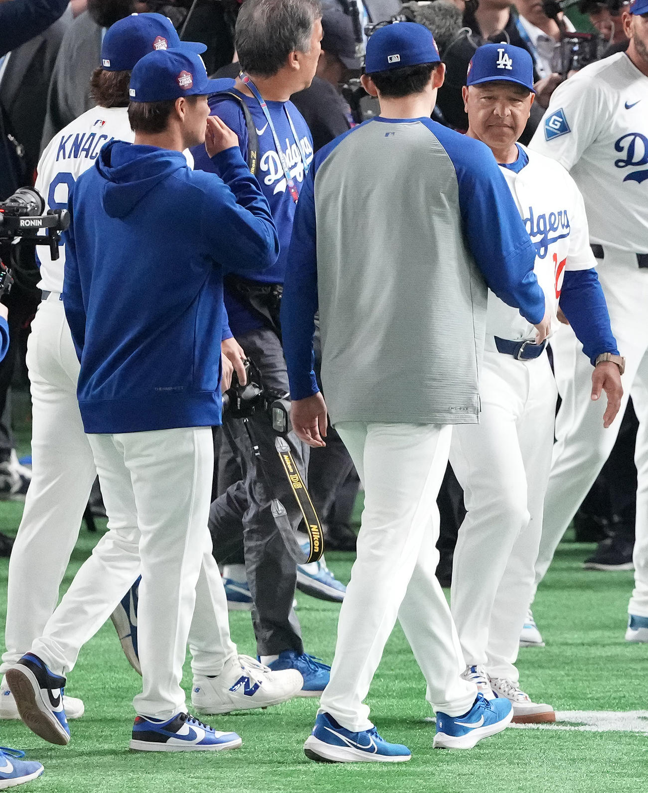 カブス対ドジャース　カブスに勝利し、佐々木（中央）と握手を交わすドジャースのロバーツ監督（右）（撮影・鈴木みどり）