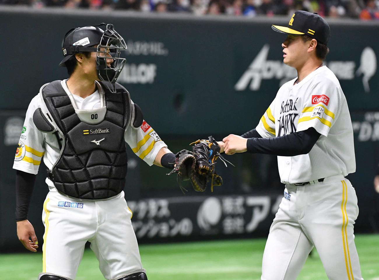 ソフトバンク対中日　6回表を無失点に抑えた前田純（右）は渡辺とグラブタッチを交わす（撮影・岩下翔太）