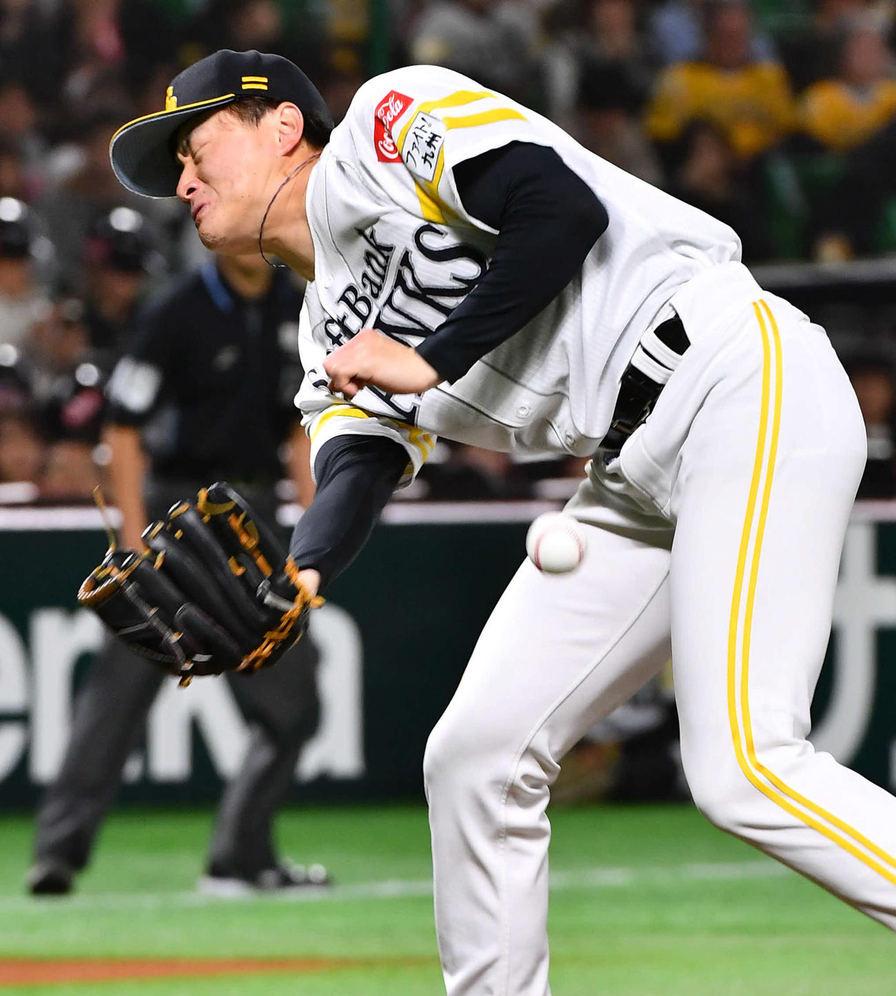 ソフトバンク対中日　6回表中日無死、村松の投手返しが体に当たる前田純（撮影・岩下翔太）