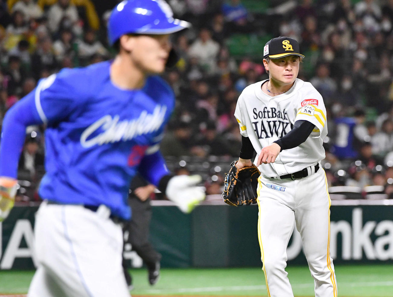ソフトバンク対中日　3回表中日2死、石川昂（左）を投ゴロに抑えた前田純（撮影・岩下翔太）