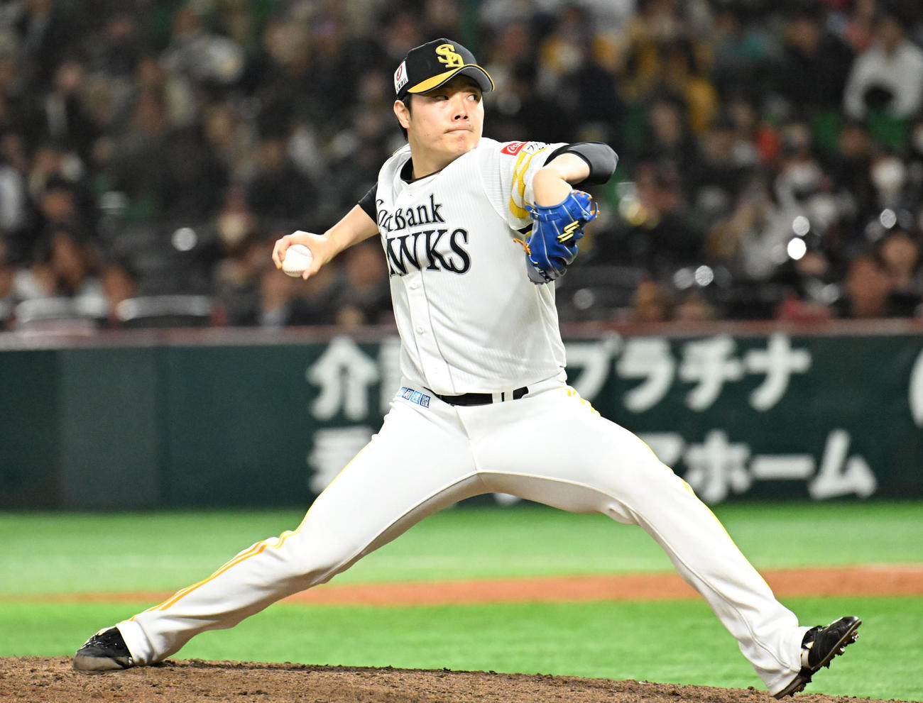 ソフトバンク対中日　3番手に登板したソフトバンクの松本裕（撮影・林敢治）