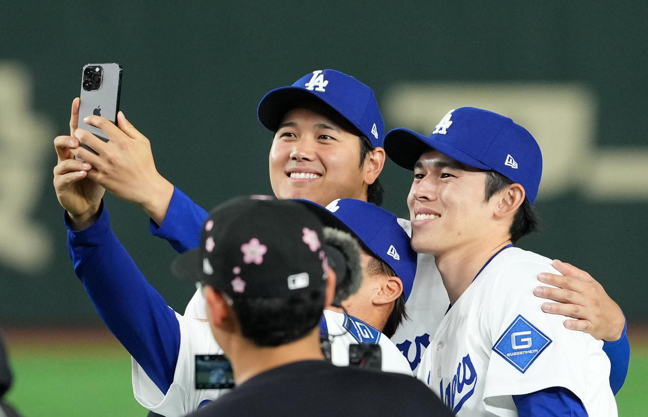 カブス対ドジャース　試合後、自撮り撮影をする、左からドジャース大谷、山本、佐々木（撮影・横山健太）