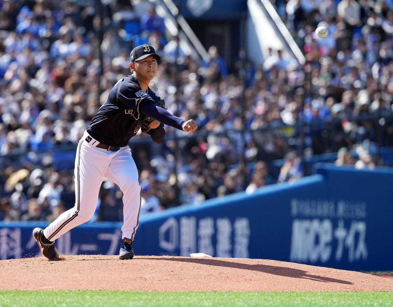 DeNA対オリックス　3回表、一塁へけん制球を投げるオリックスの椋木（撮影・たえ見朱実）