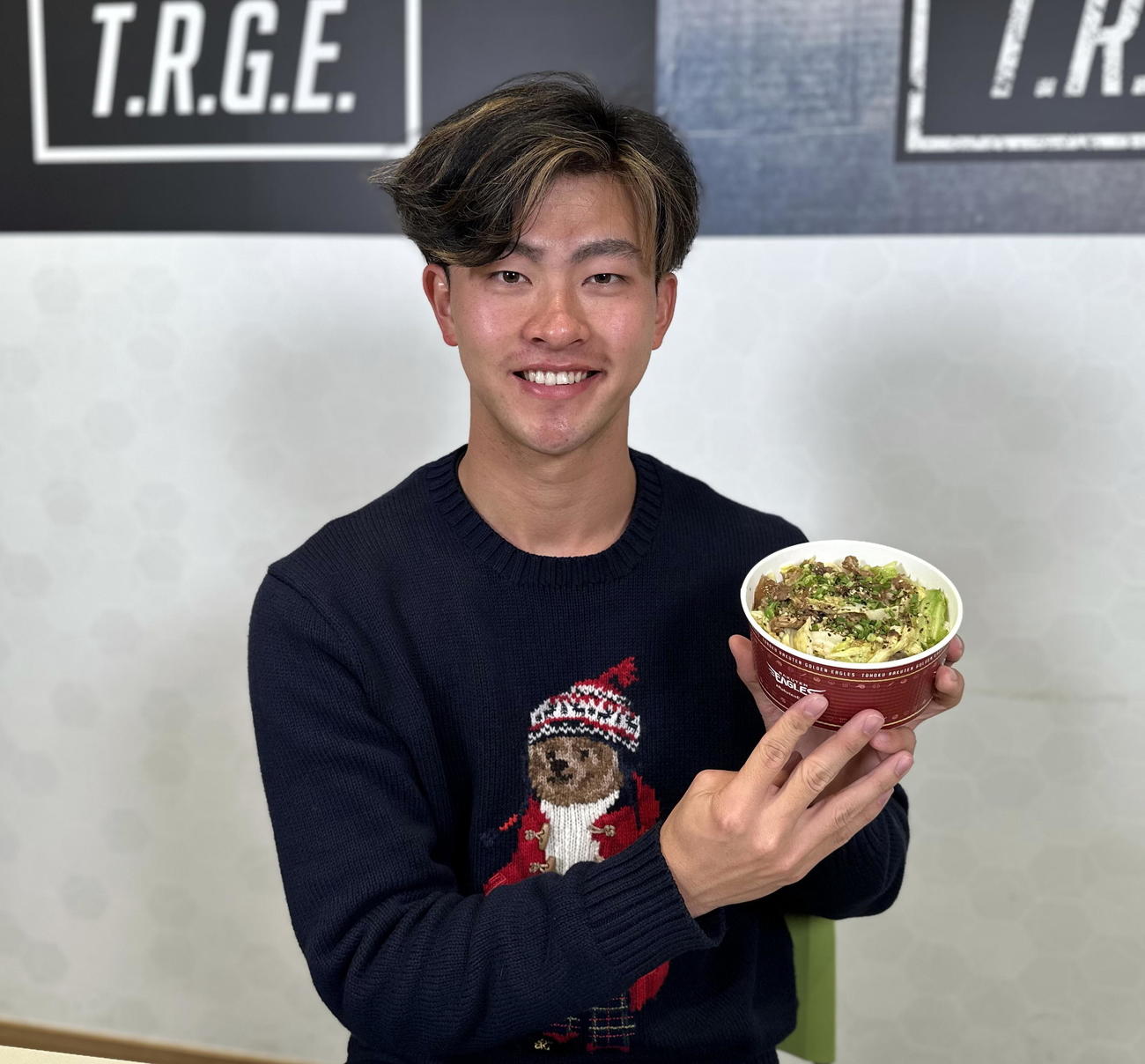 古謝樹の思い出牛すじ塩キャベツ丼を手に笑顔の楽天古謝（楽天野球団提供）