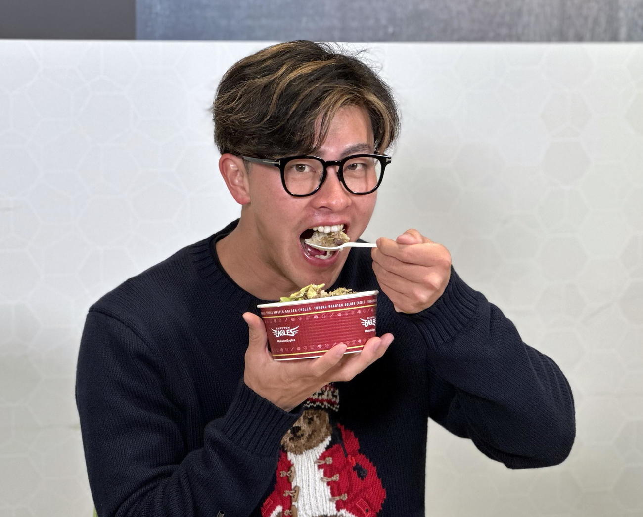 古謝樹の思い出牛すじ塩キャベツ丼を笑顔で食べる楽天古謝（楽天野球団提供）
