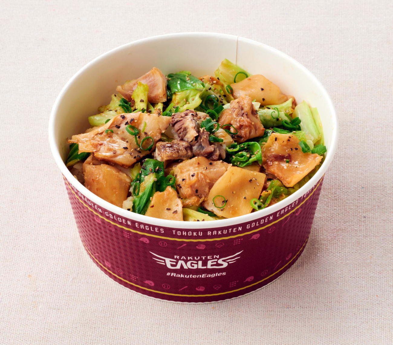 古謝樹の思い出牛すじ塩キャベツ丼（楽天野球団提供）