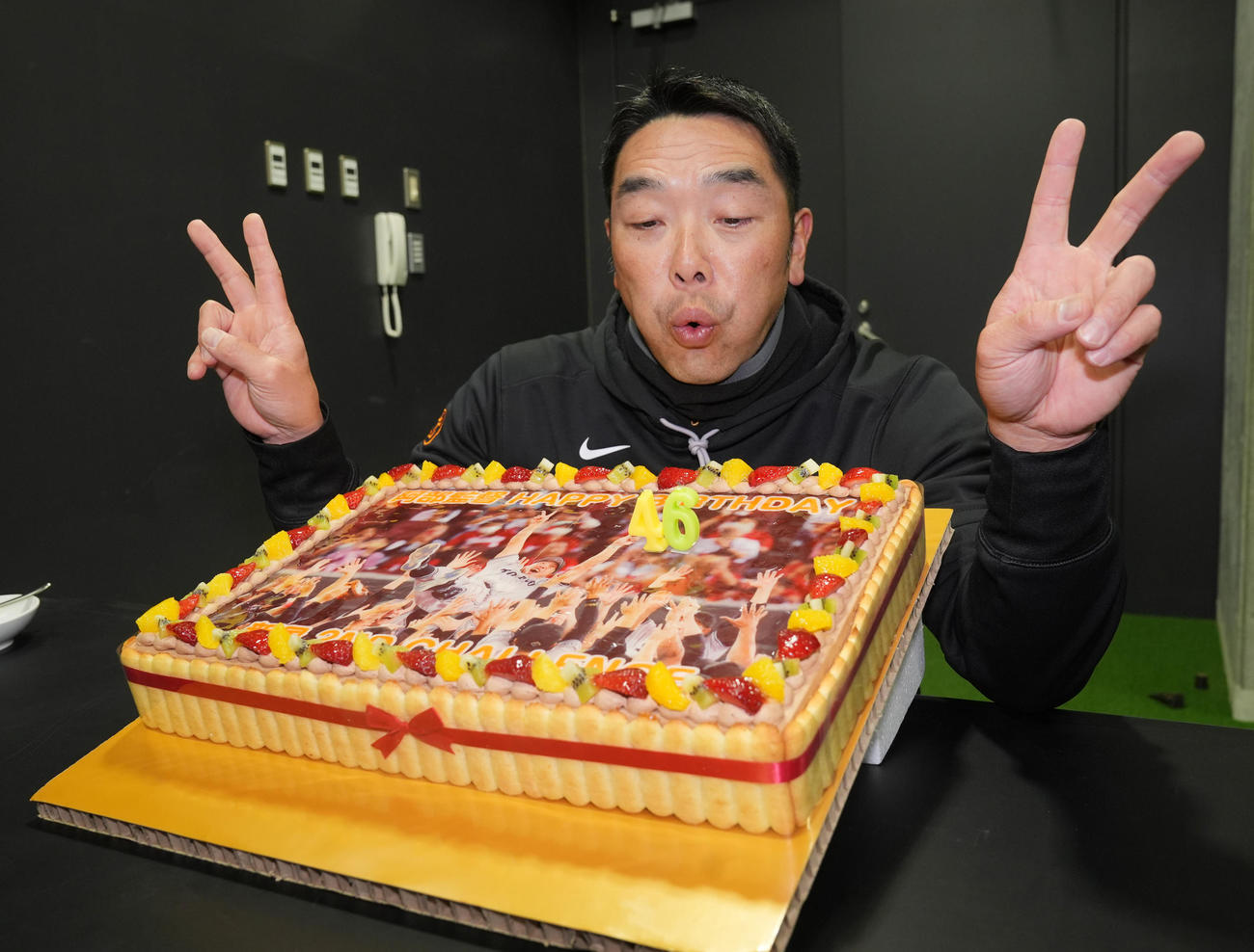 誕生日のケーキのロウソクの火を消す巨人阿部慎之助監督（撮影・垰建太）