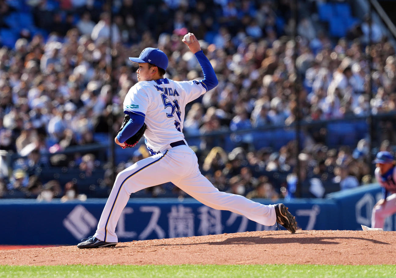 DeNA対オリックス　6回からマウンドに上がったDeNA石田裕（撮影・たえ見朱実）