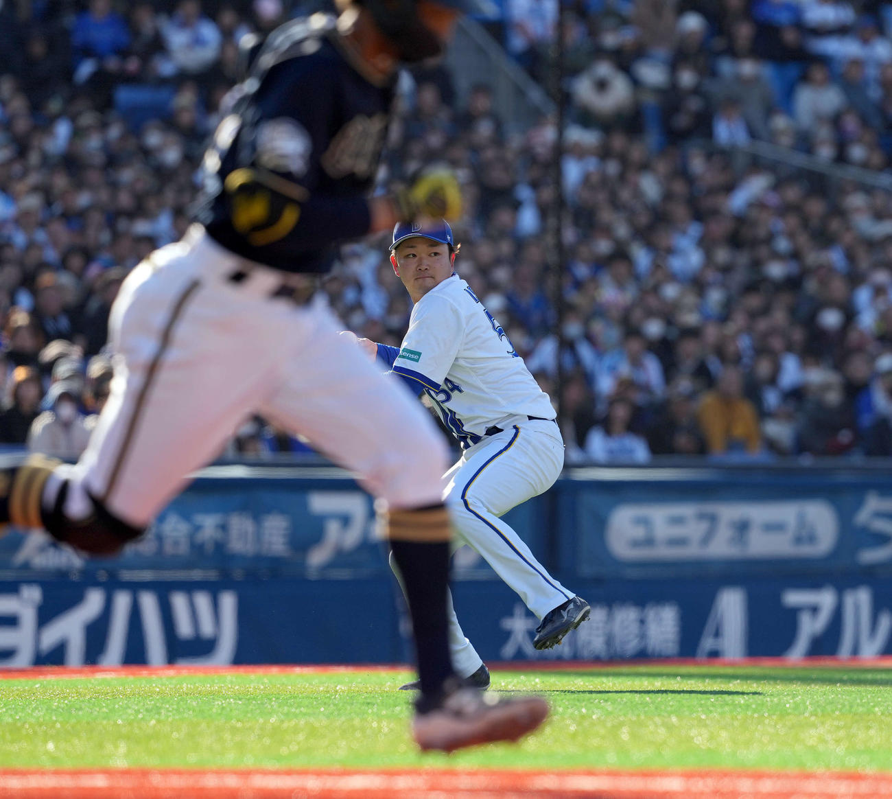 DeNA対オリックス　9回表オリックス1死一塁、宗を投ゴロに仕留める石田裕（撮影・たえ見朱実）