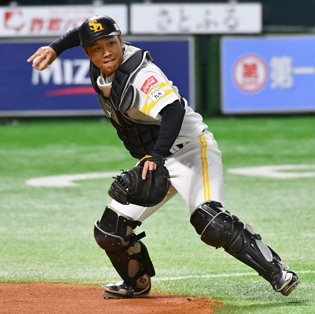 守備練習を行うソフトバンク海野（撮影・岩下翔太）
