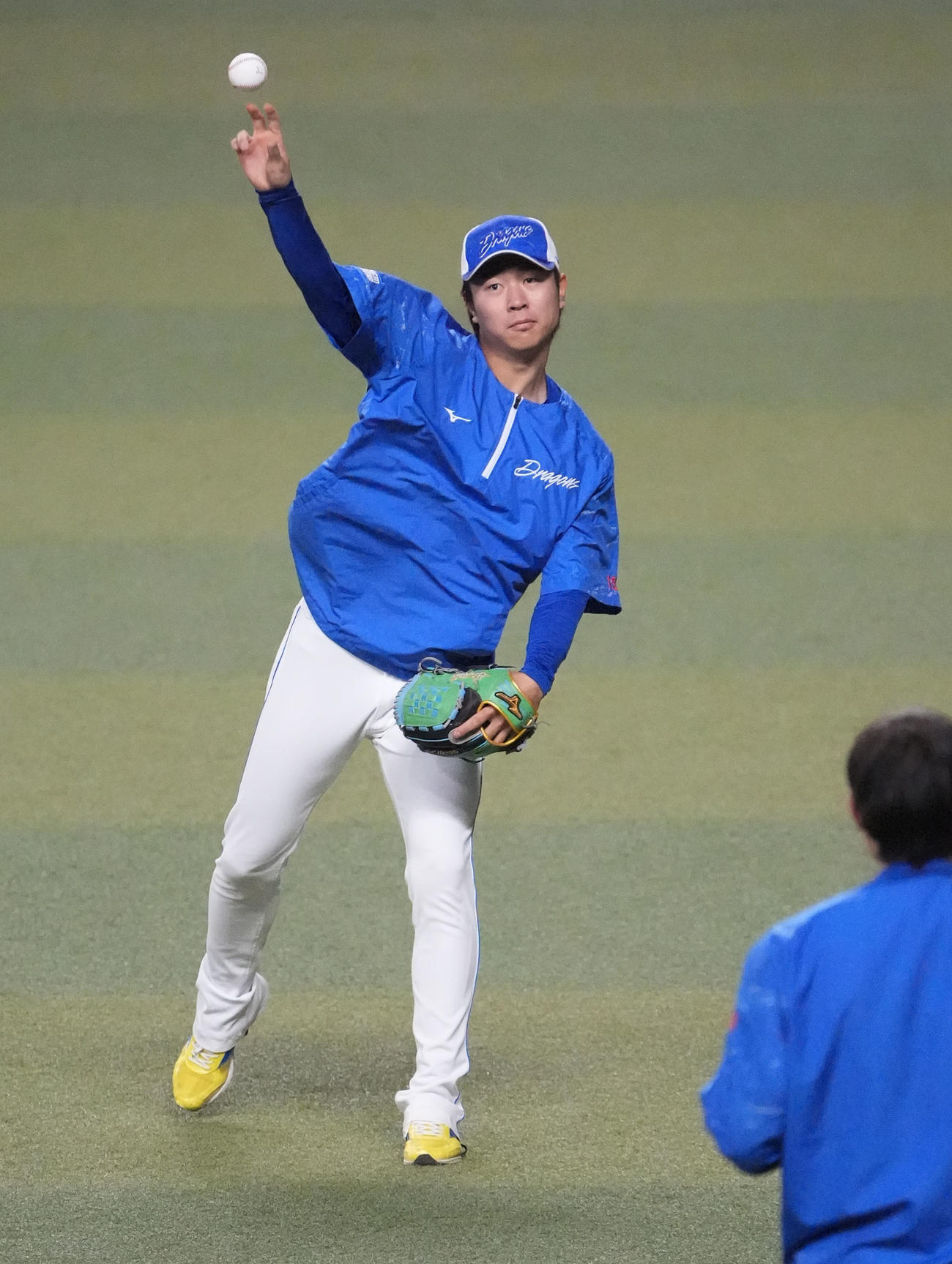 キャッチボールをする高橋宏（撮影・森本幸一）