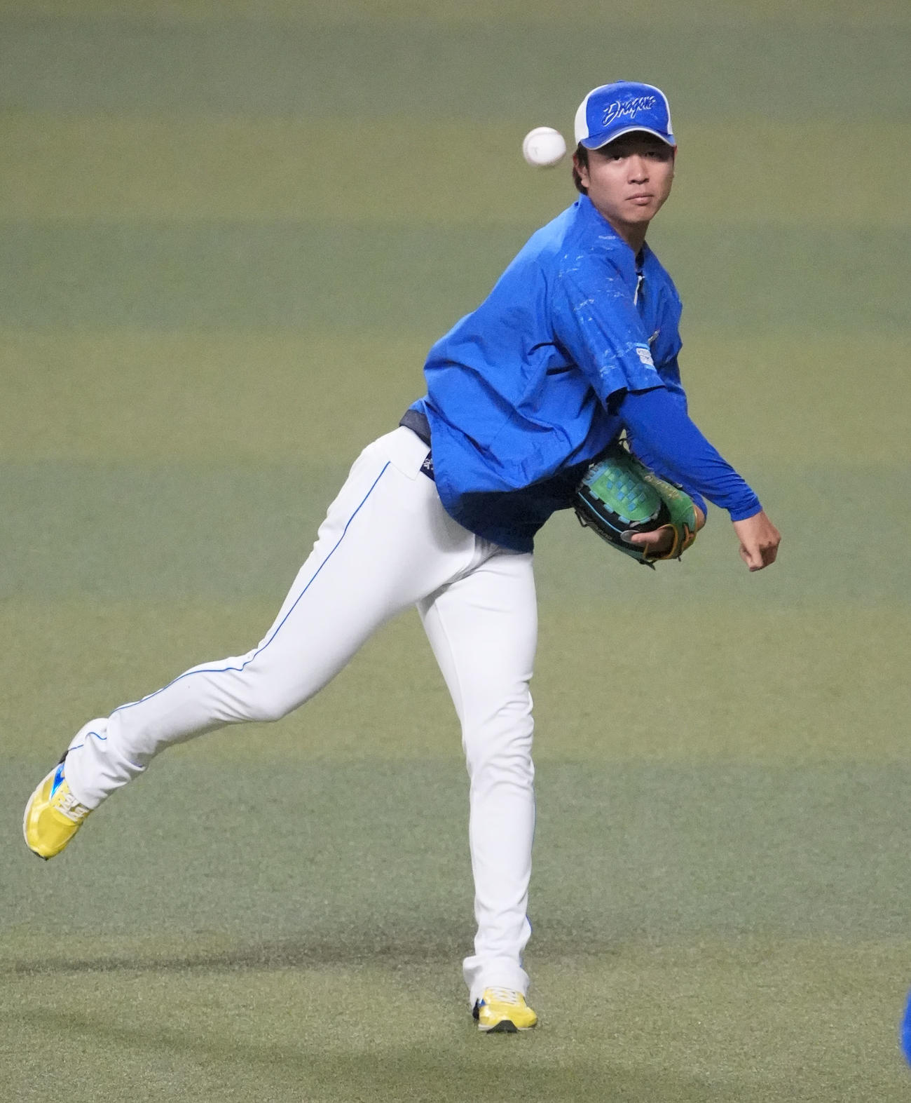 キャッチボールをする高橋宏（撮影・森本幸一）