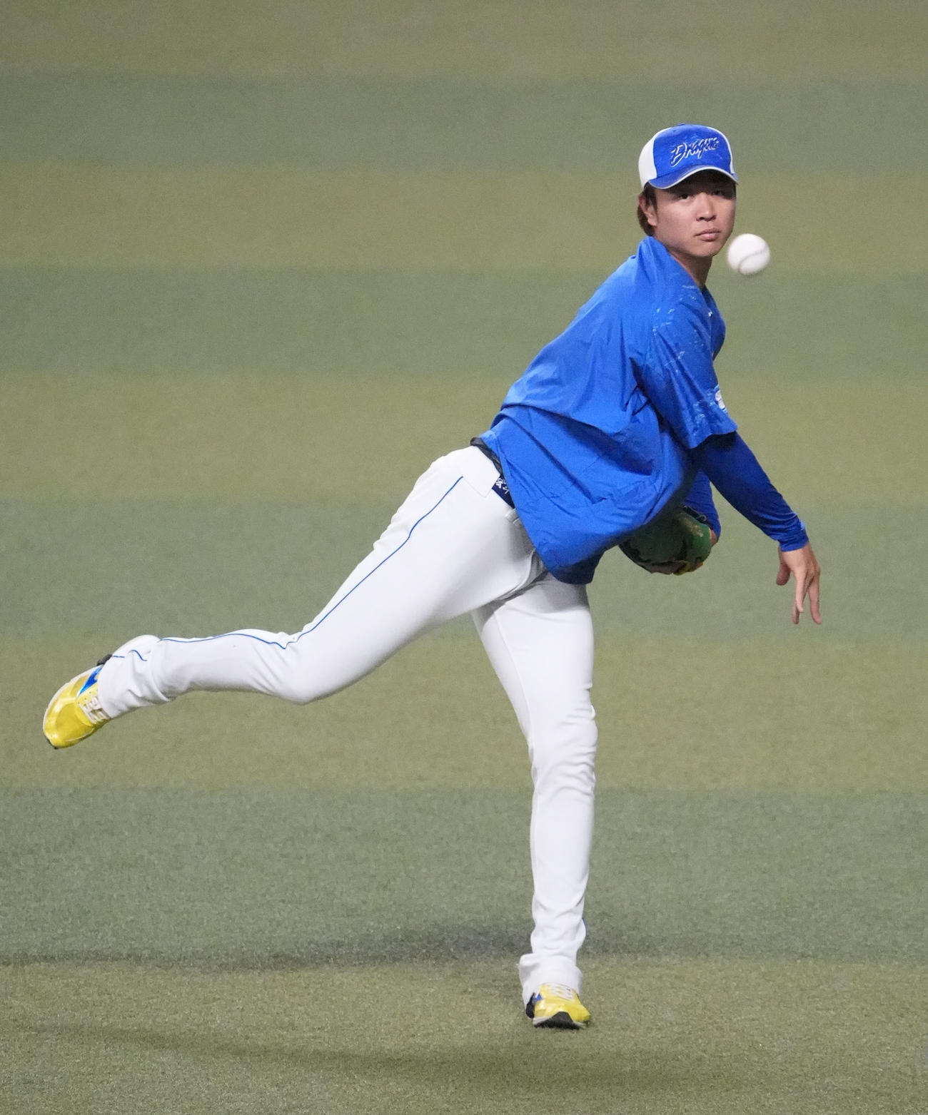 キャッチボールをする高橋宏（撮影・森本幸一）