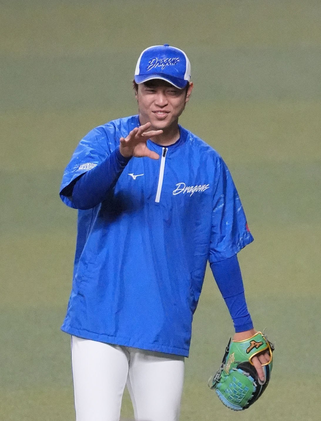 キャッチボールの合間に明るい表情を見せる高橋宏（撮影・森本幸一）