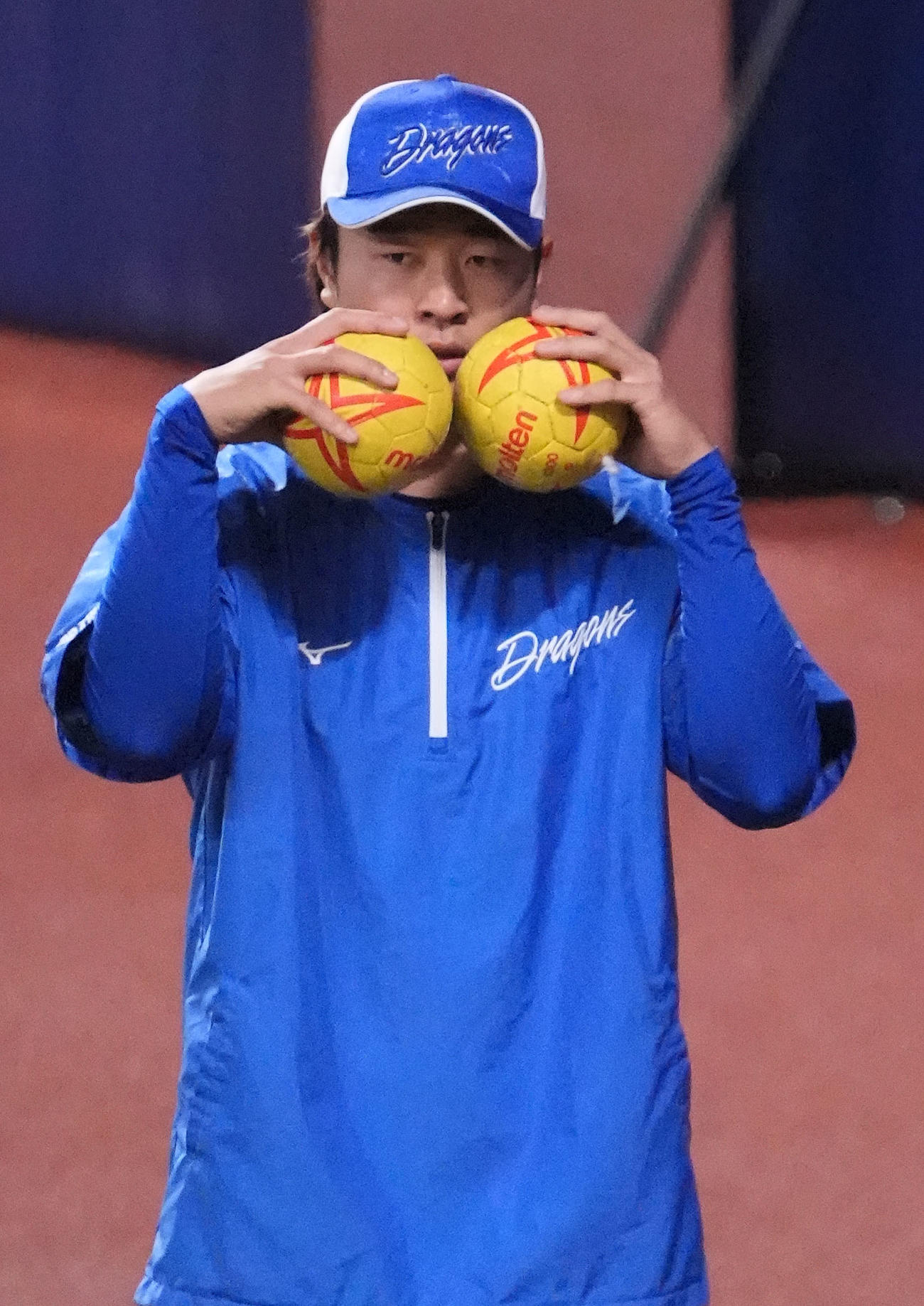 ハンドボール球を利用しトレーニングをする高橋宏（撮影・森本幸一）