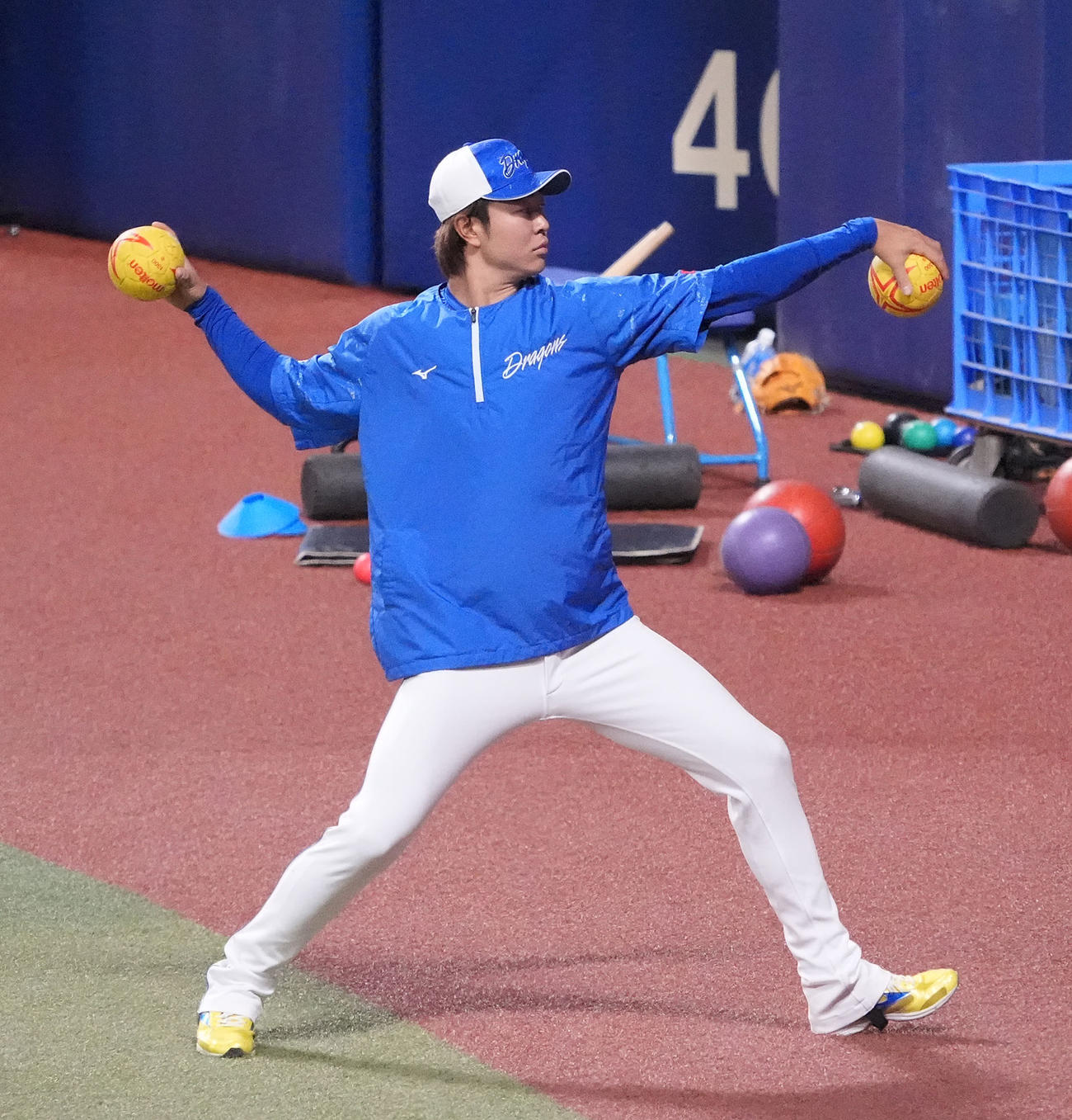 ハンドボール球を利用しトレーニングをする高橋宏（撮影・森本幸一）
