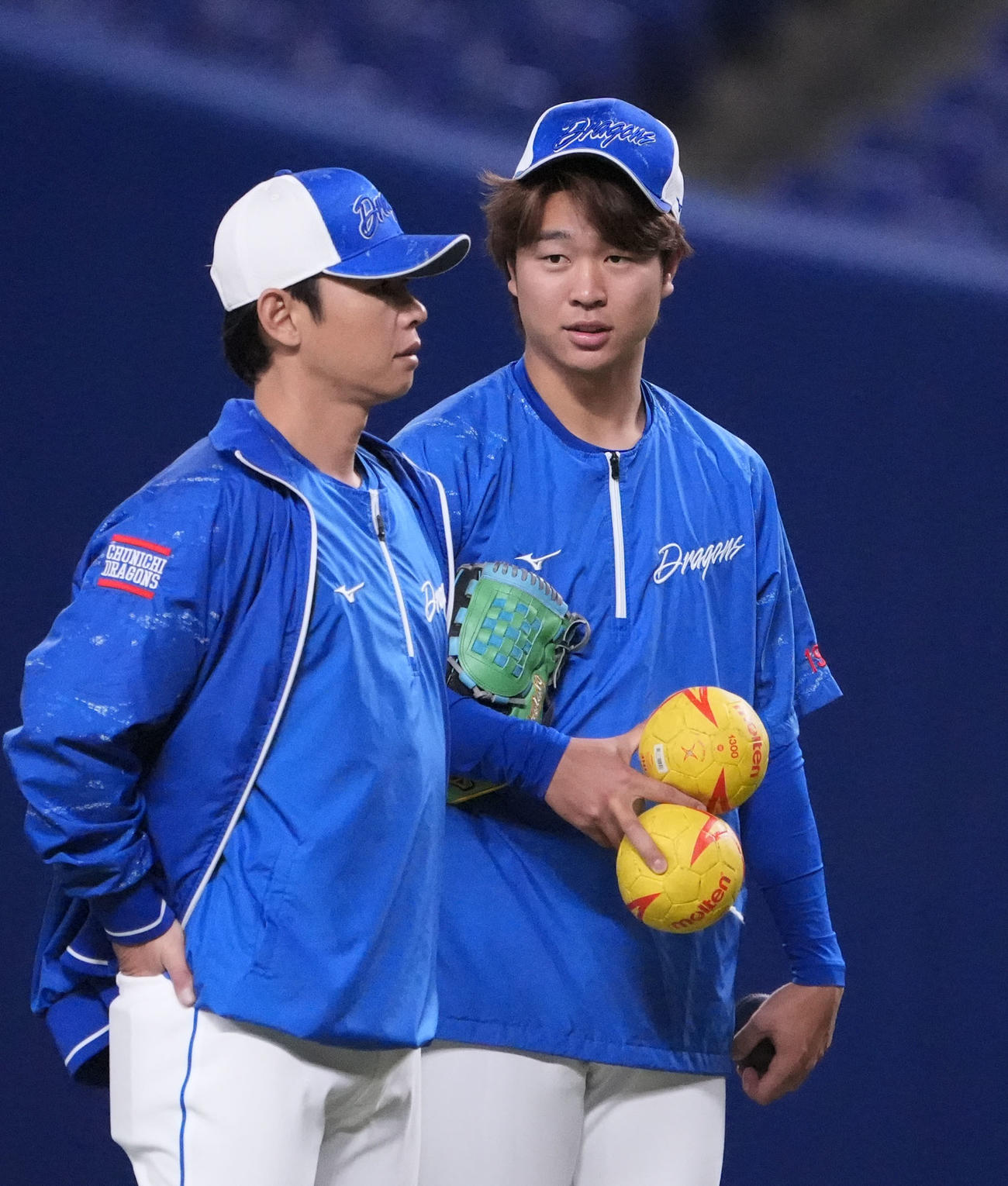 浅尾投手コーチと言葉を交わす高橋宏（右）（撮影・森本幸一）