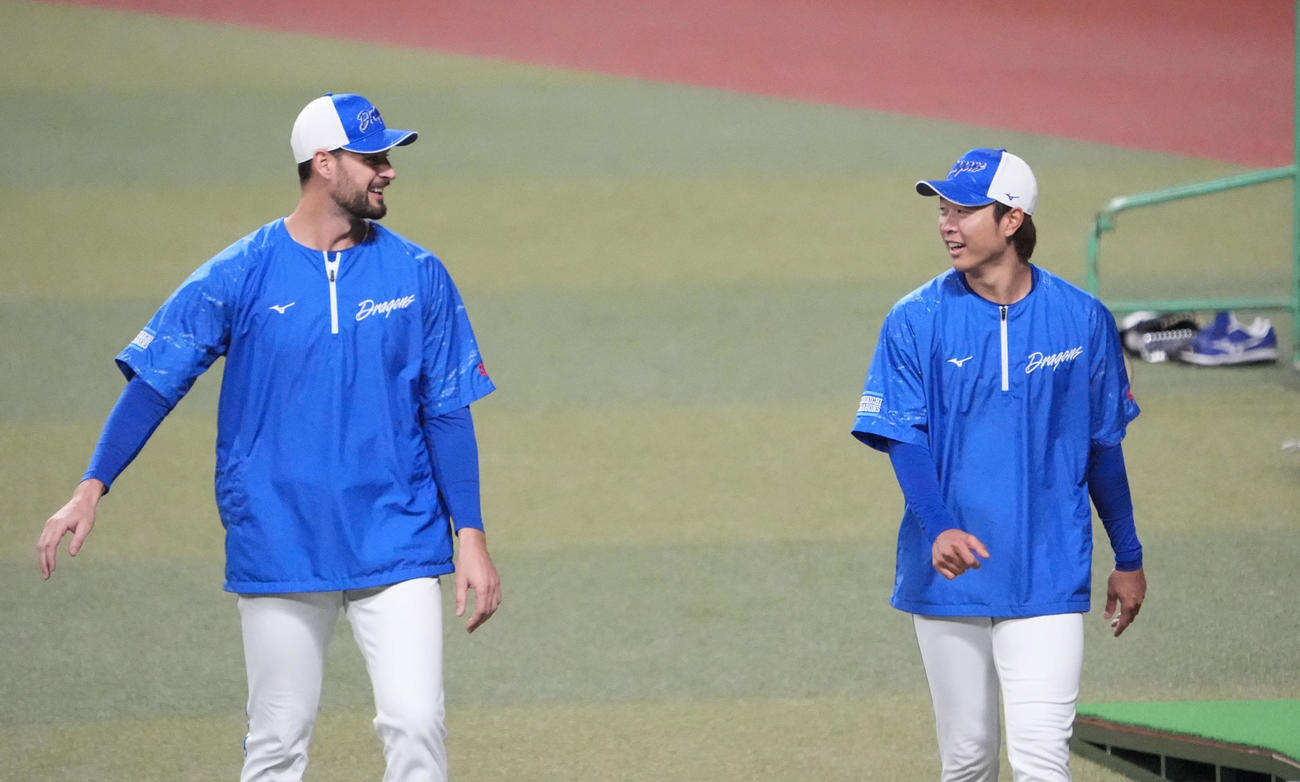 マラーと言葉を交わす高橋宏（右）（撮影・森本幸一）