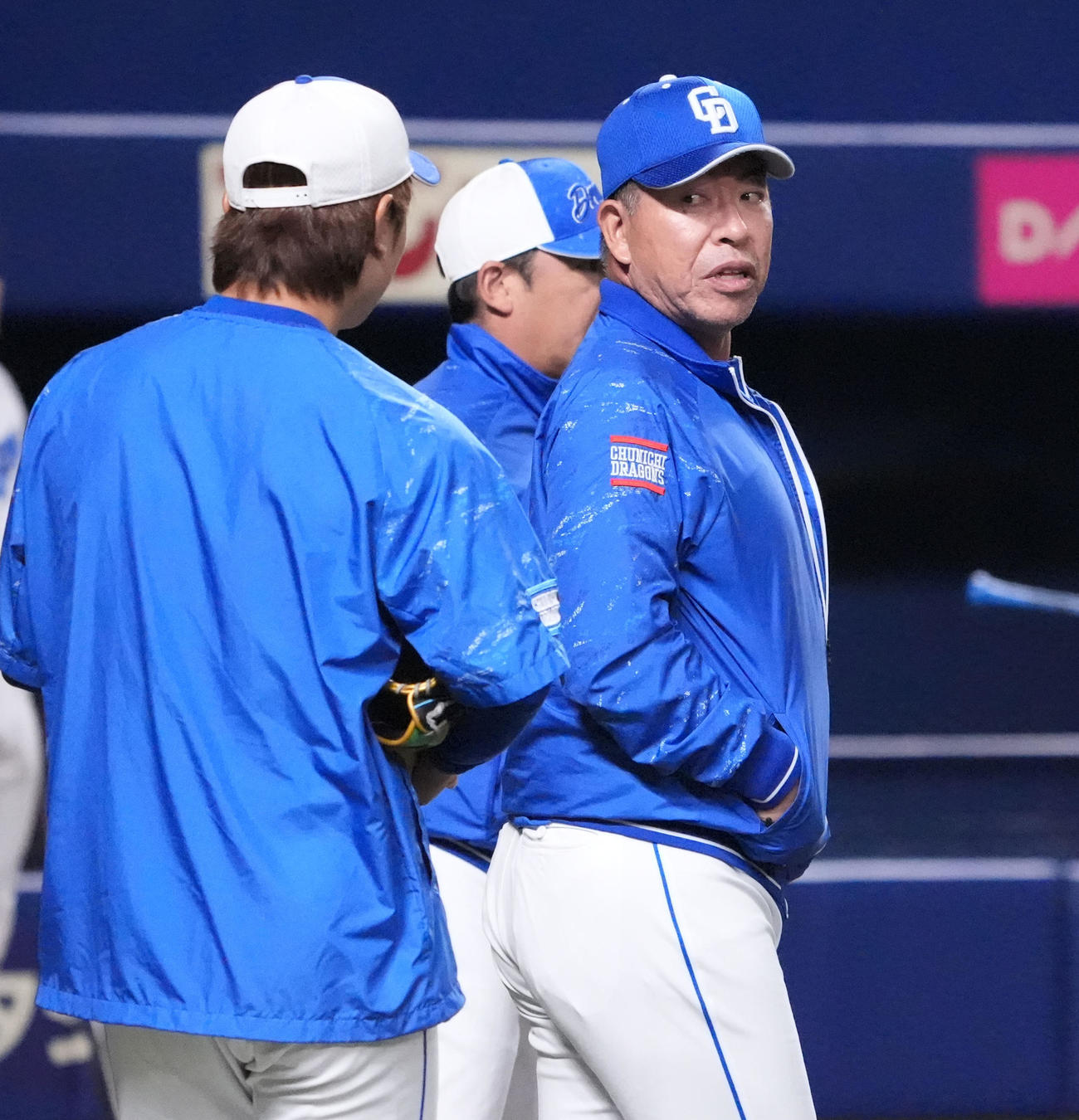 高橋宏と言葉を交わす井上監督（右）（撮影・森本幸一）