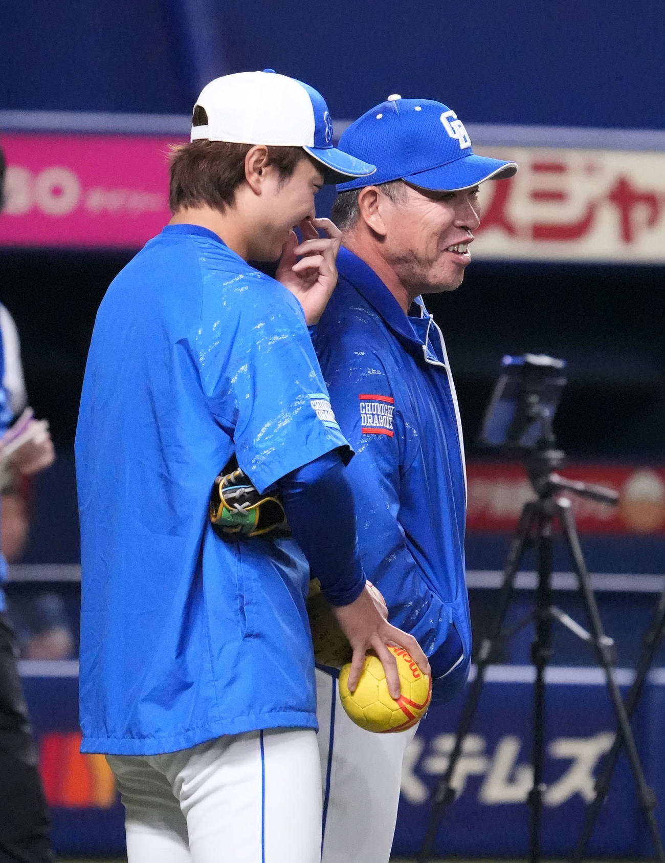 高橋宏と言葉を交わす井上監督（右）（撮影・森本幸一）