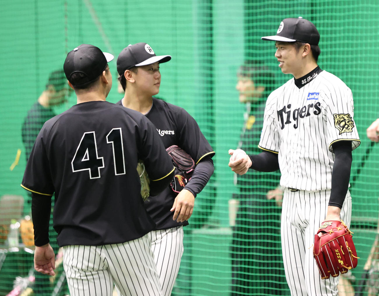 練習中に話す（右から）阪神才木、門別、村上（（撮影・西尾就之）