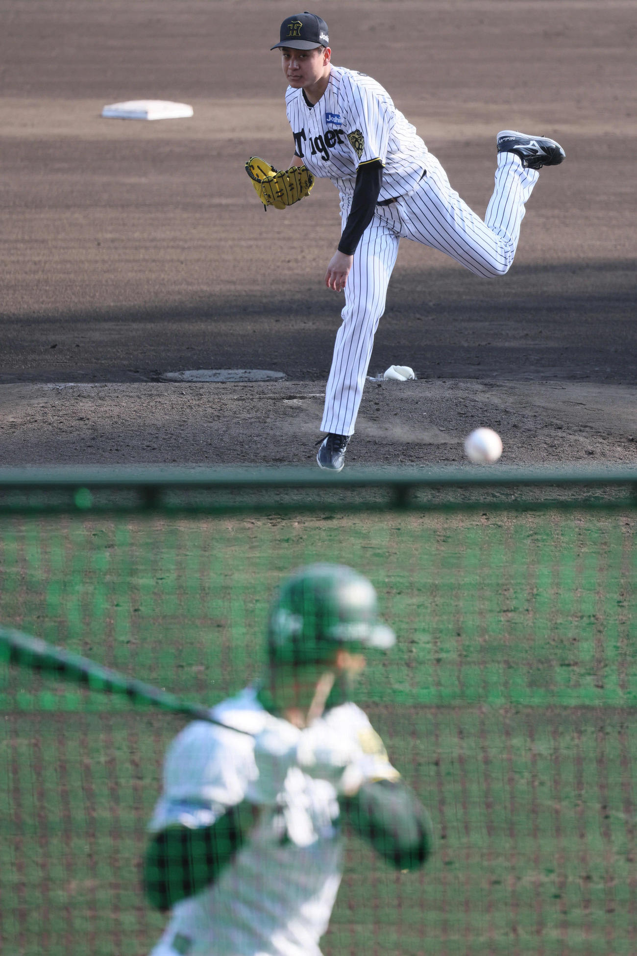 ソフトバンク戦終了後のグラウンドでBP登板した阪神大竹（撮影・宮崎幸一）