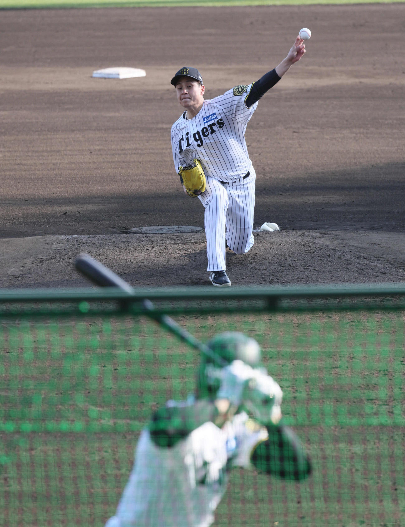 ソフトバンク戦終了後のグラウンドでBP登板した阪神大竹（撮影・宮崎幸一）