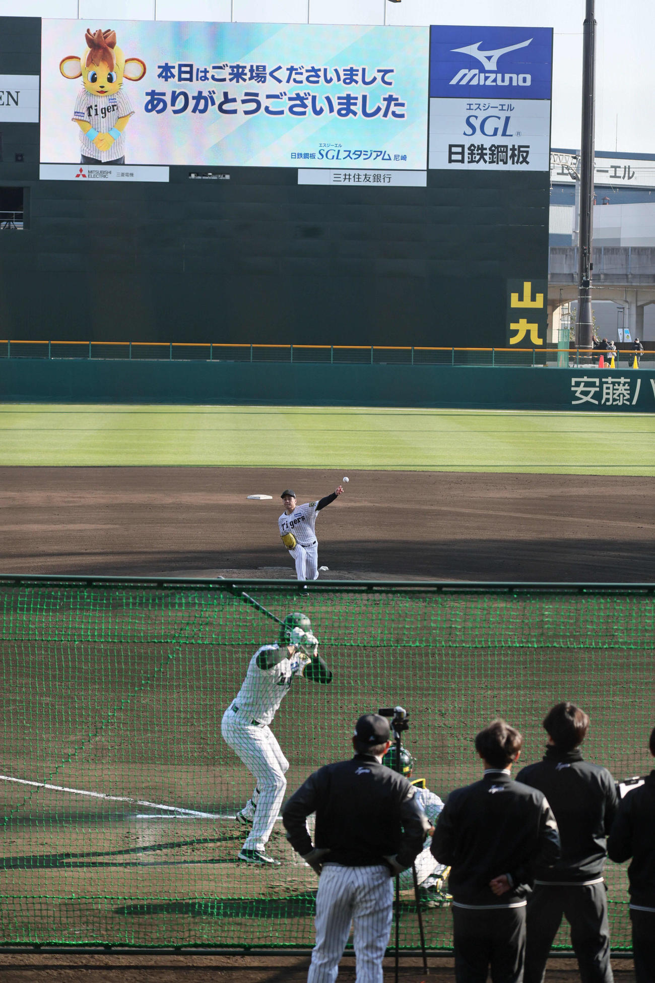 ソフトバンク戦終了後のグラウンドでBP登板した阪神大竹（撮影・宮崎幸一）