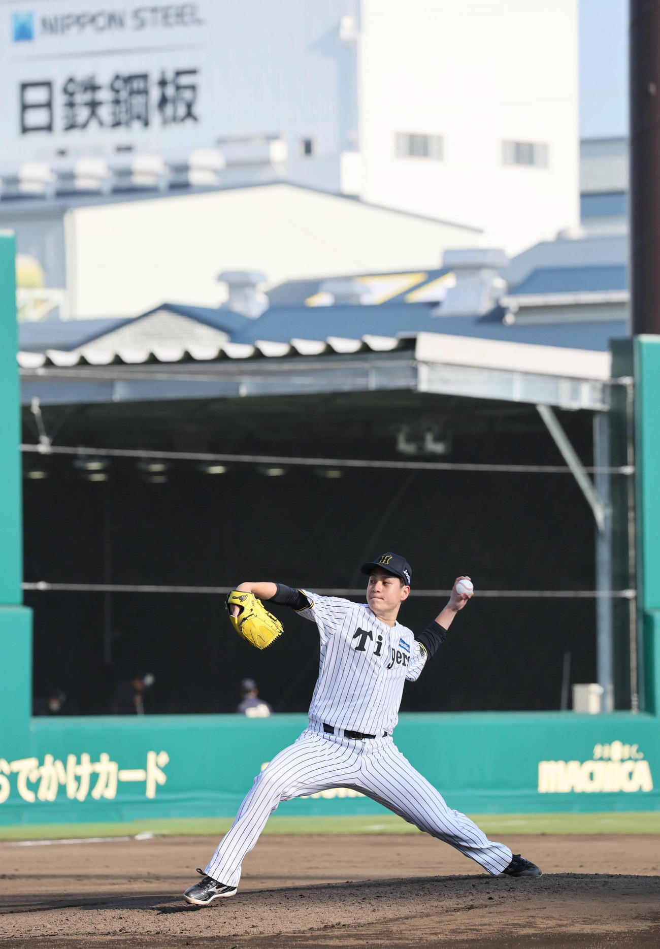 ソフトバンク戦終了後のグラウンドでBP登板した阪神大竹（撮影・宮崎幸一）