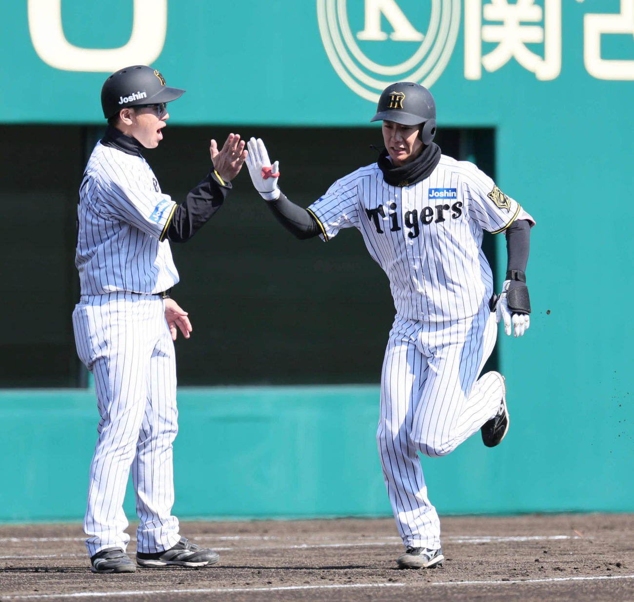 ウエスタン・リーグ　阪神対ソフトバンク5回裏無死、山田は球場1号となる左越え1号本塁打を放つ（撮影・宮崎幸一）