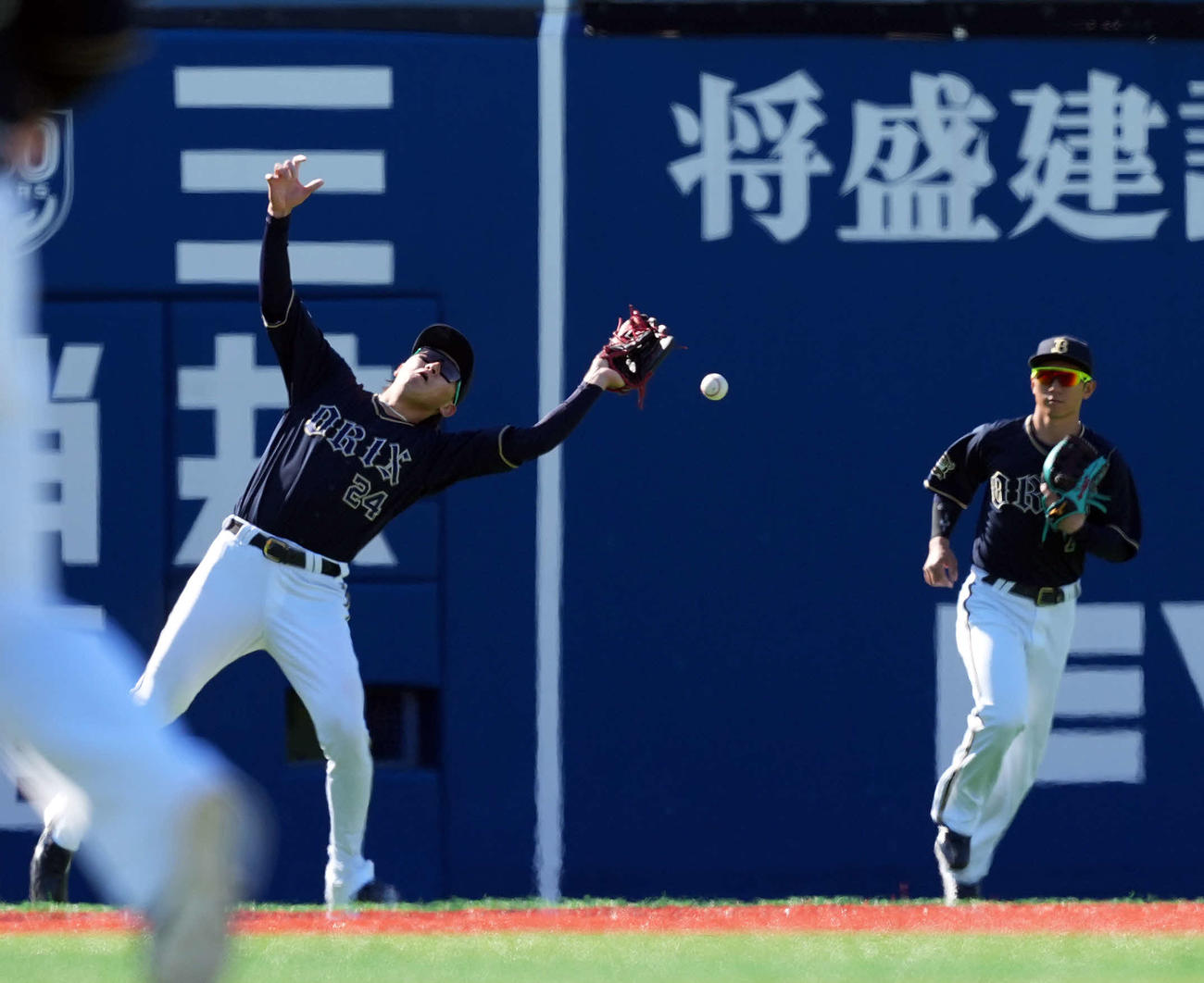 DeNA対オリックス　5回裏DeNA2死一塁、蝦名の飛球を落球し得点を許す紅林（撮影・たえ見朱実）