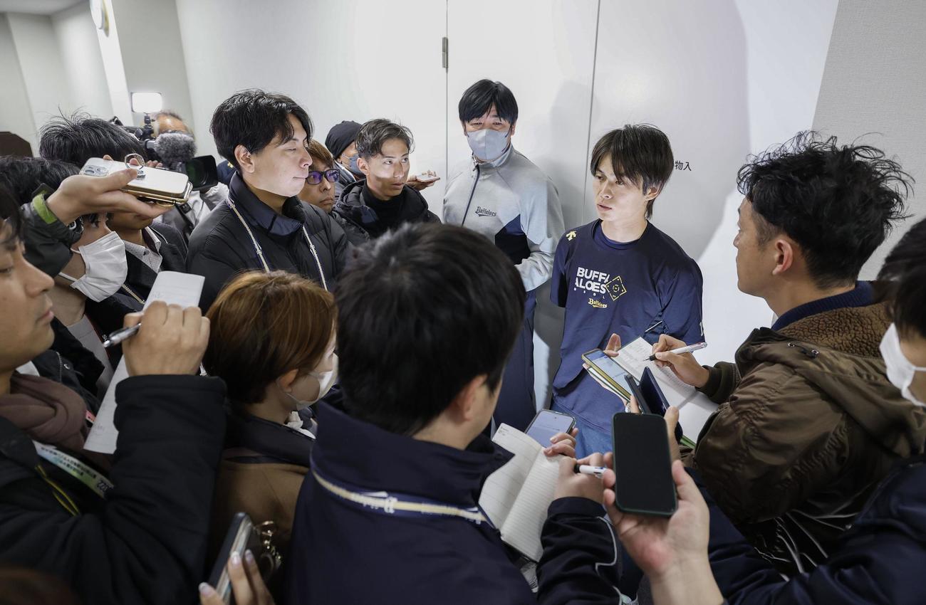過去のオンラインカジノ利用について、記者の質問に答えるプロ野球オリックスの山岡泰輔（右から2人目）（共同）
