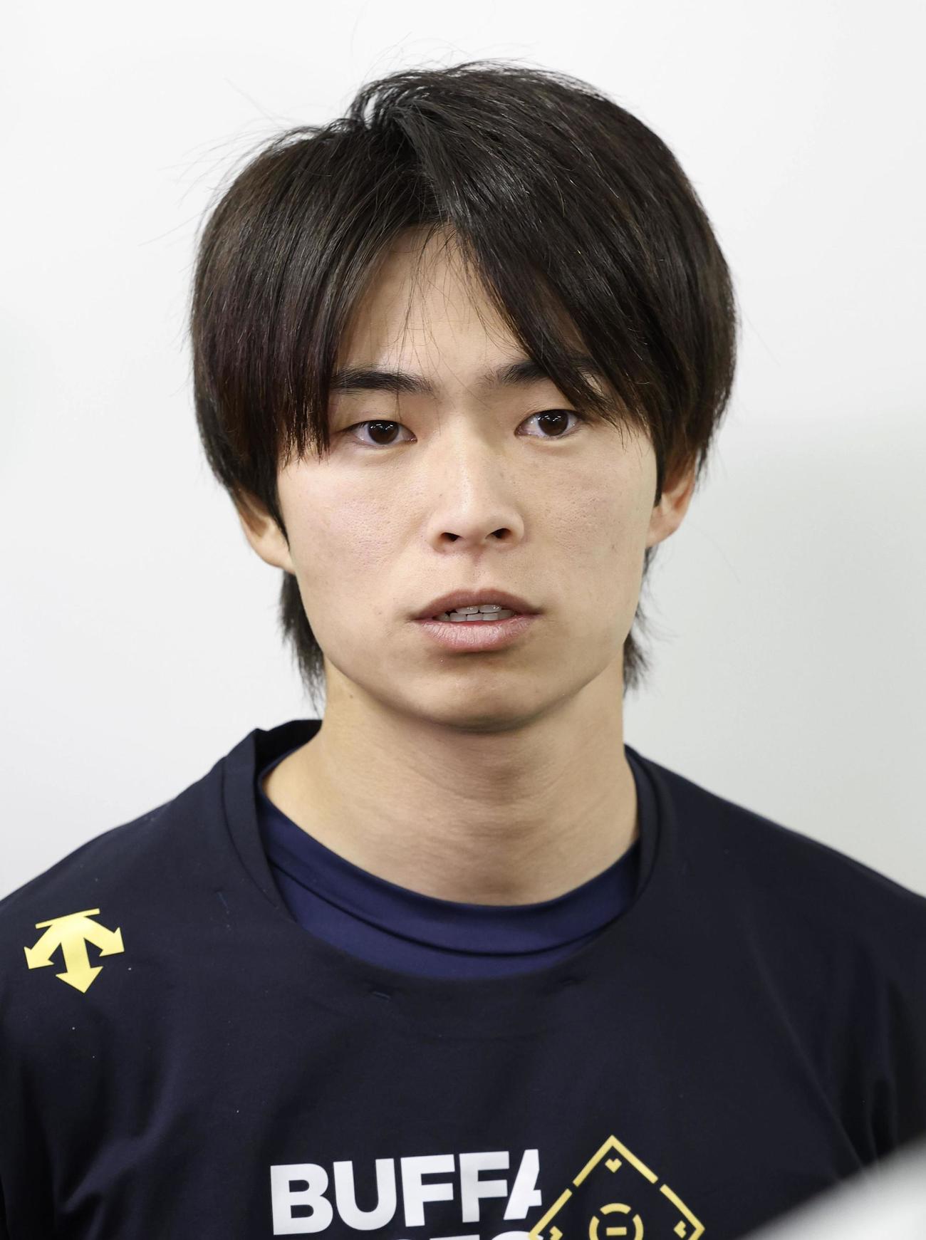 過去のオンラインカジノ利用について、記者の質問に答えるプロ野球オリックスの山岡泰輔（共同）