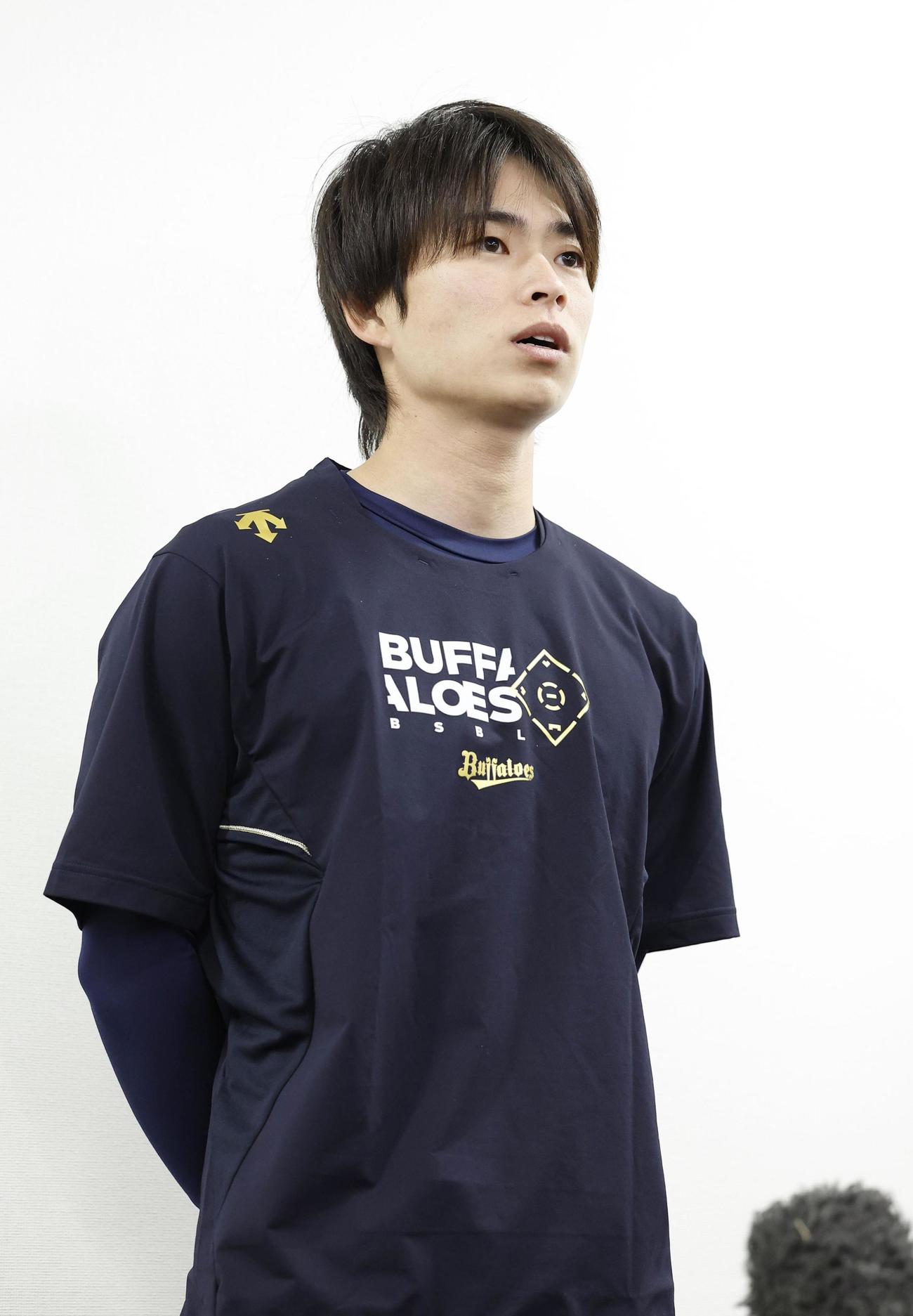 過去のオンラインカジノ利用について、謝罪の言葉を述べるプロ野球オリックスの山岡泰輔（共同）
