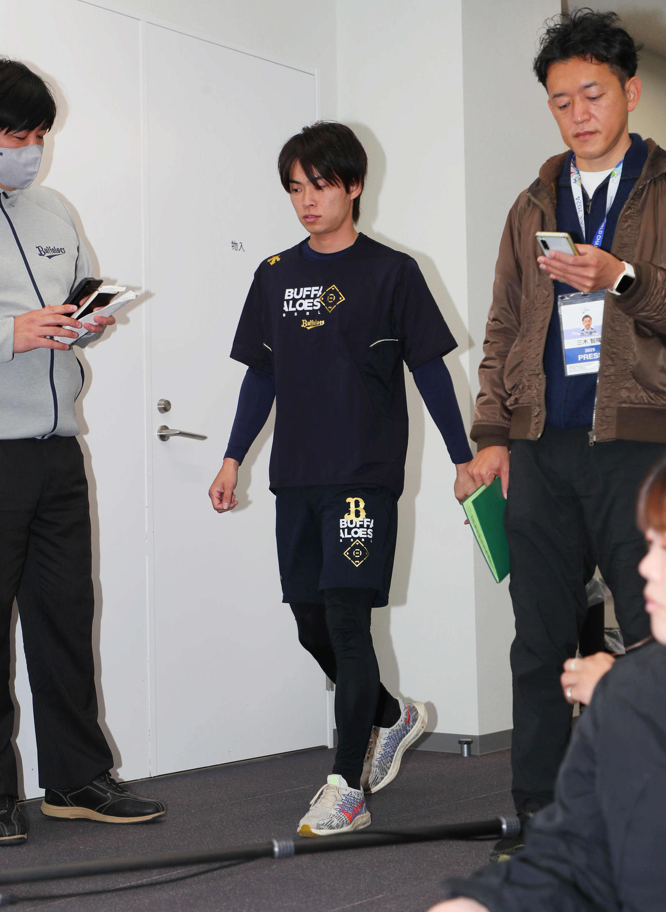 練習前に取材に応じたオリックス山岡（撮影・宮崎幸一）