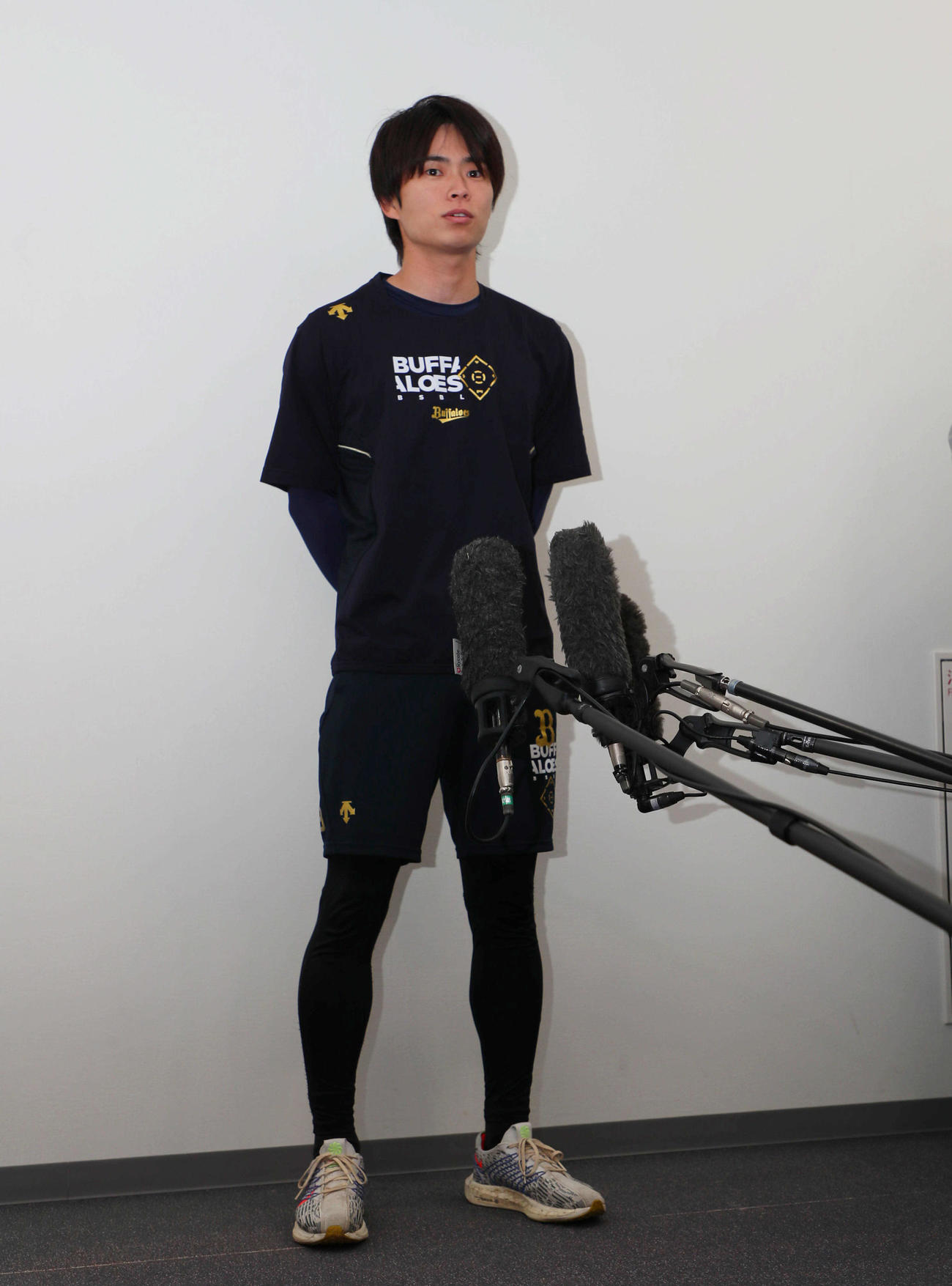 練習前に取材に応じたオリックス山岡（撮影・宮崎幸一）
