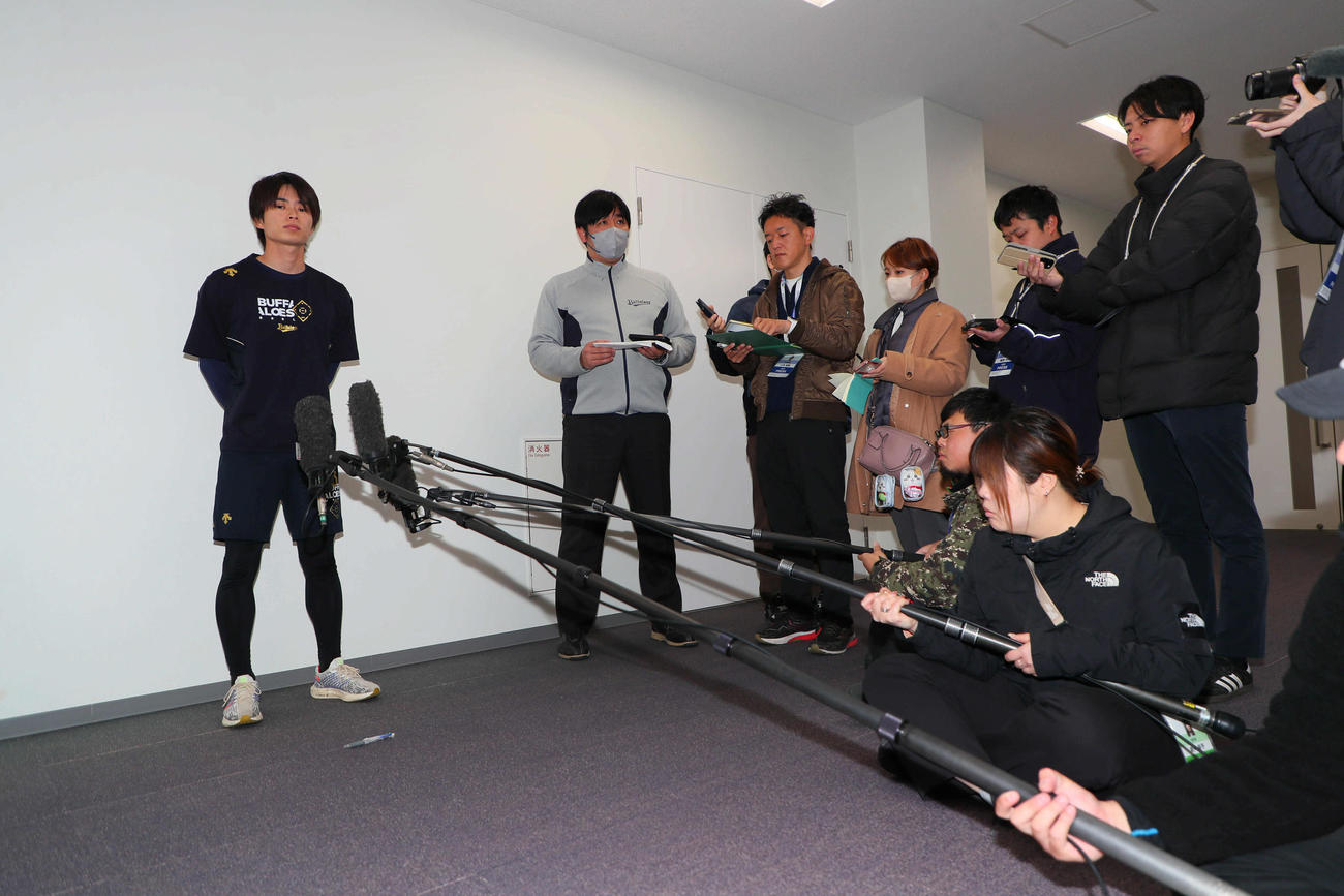 練習前に取材に応じたオリックス山岡（撮影・宮崎幸一）