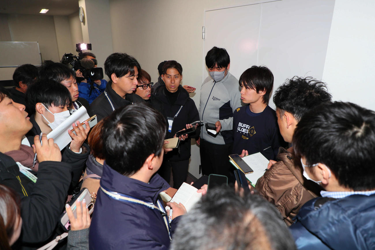 練習前に取材に応じたオリックス山岡（撮影・宮崎幸一）