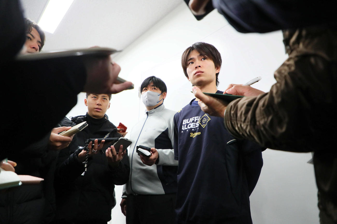 練習前に取材に応じたオリックス山岡（撮影・宮崎幸一）