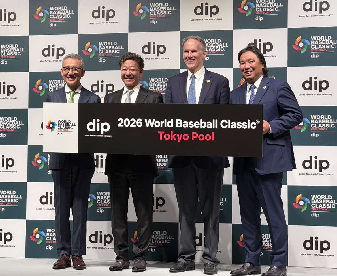 第6回ワールド・ベースボール・クラシック（WBC）東京プールのメインスポンサー発表会に出席した左から白井氏、ディップ株式会社の冨田代表取締役社長兼CEO、WBCプレジデントのジム・スモール氏、里崎氏（撮影・小早川宗一郎）
