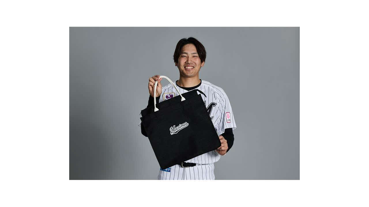 「ジュート風クールバッグ」を手に持つ石川柊（球団提供）